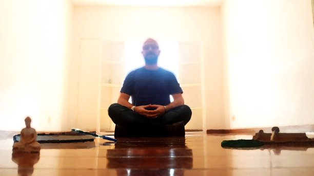 男人沉思图片下载