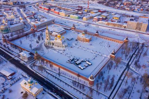 图拉克里姆林宫和圣母升天大教堂的冬季鸟瞰图图片下载