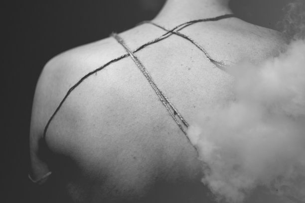 一个在云端的男孩图片下载