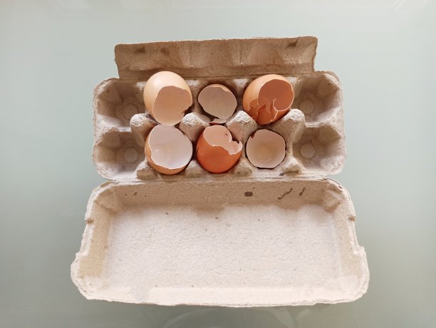 在伊斯坦布尔的火鸡厨房里，打碎了空的鸡蛋壳图片下载