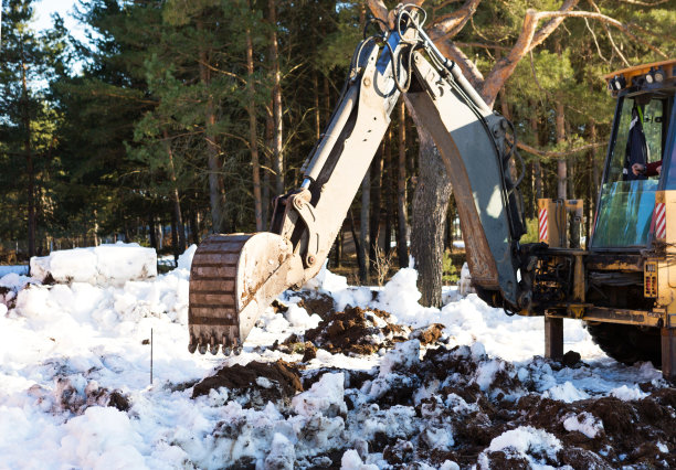 推土机铲斗特写挖一个坑进行施工。房子的地基，土方工程。挖掘机用斗把土铲出来。农业,农场图片下载