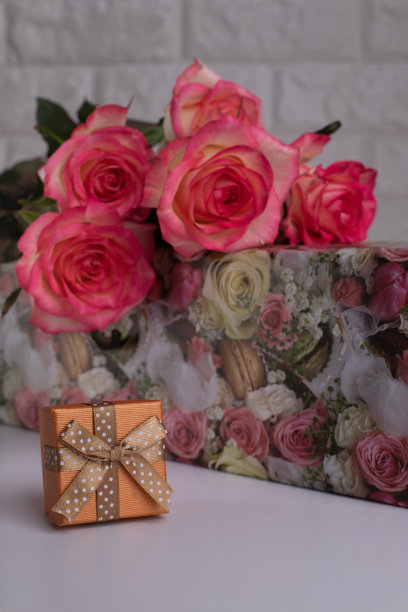 礼物盒。一束粉红色的玫瑰。珠宝盒图片下载