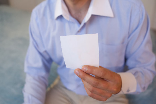 裁剪模糊的人持有一张白纸为您的文本图片下载