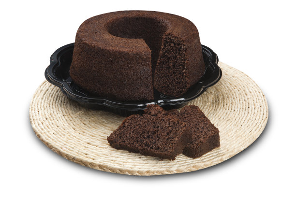 简单的切成片的巧克力蛋糕。白色背景图片下载