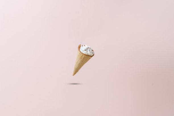 抽象冰淇淋筒孤立在颜色表面图片下载