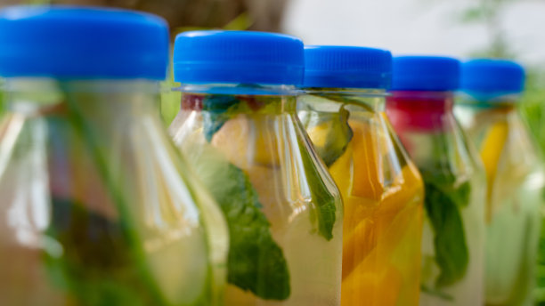 塑料容器中的各式排毒水图片下载