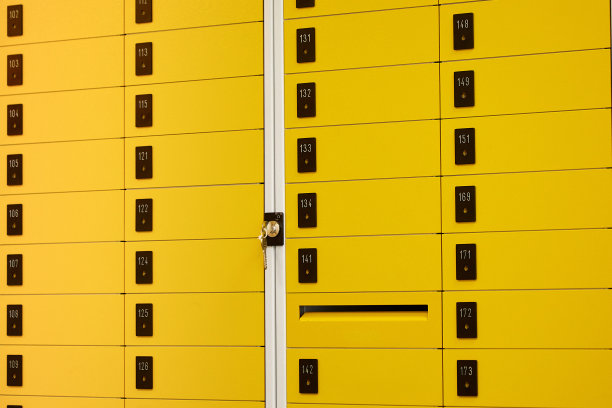 邮政信箱。包装站。黄色信箱出租。邮箱，寄件人可以在那里取包裹的储物柜。图片下载