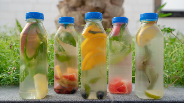 塑料容器中的各式排毒水图片下载