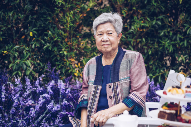 亚洲老老妇人休息放松在薰衣草花园。休闲生活方式图片下载