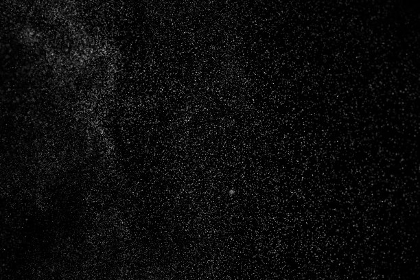 抽象的水溅在黑色的背景上。图片下载