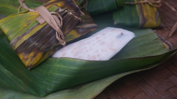 豆豉或豆豉裹在香蕉叶里。这是印尼的传统食物。用发酵的大豆做成的。图片下载