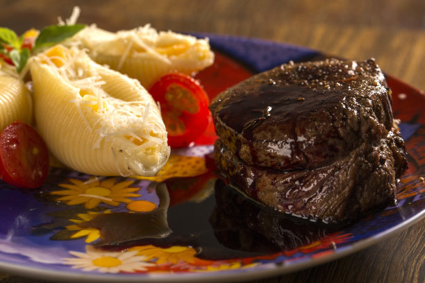 烤海螺配白软干酪和牛排装盘。图片下载