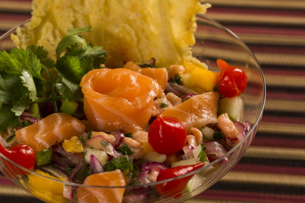 酸橘汁腌鱼配鲑鱼、洋葱和胡椒。传统秘鲁菜。图片下载