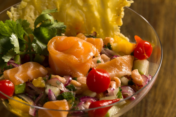 酸橘汁腌鱼配鲑鱼、洋葱和胡椒。传统秘鲁菜。图片下载