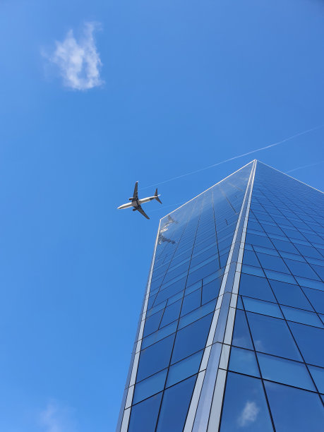 飞机在摩天大楼图片下载