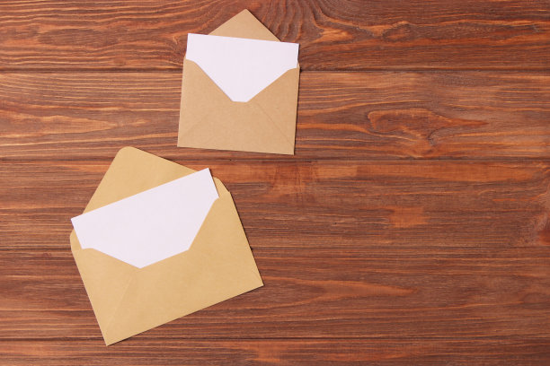 信封上的彩色背景俯视图。图片下载