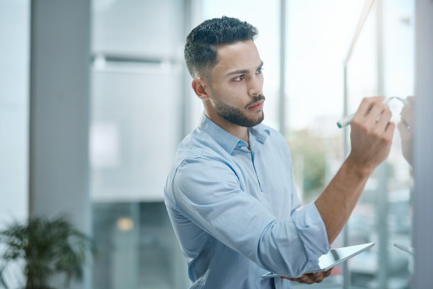 这是一个年轻的商人在现代办公室里用数码平板电脑进行头脑风暴会议的照片图片下载