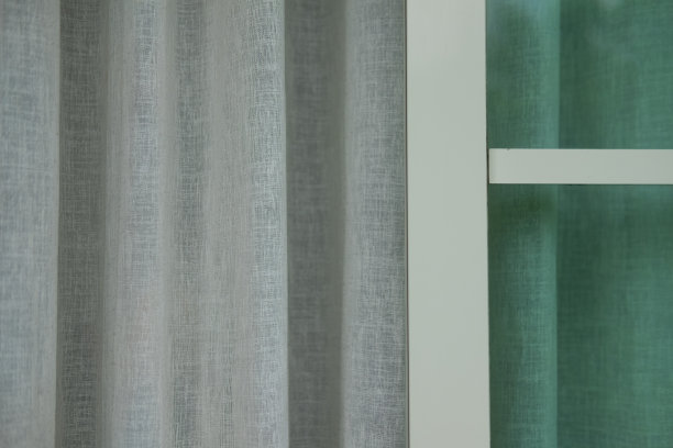 柔和的窗帘，晨光透过窗户。窗户和窗帘图片下载