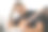 年轻的吉他手潮人在家与吉他坐写旋律特写图片下载