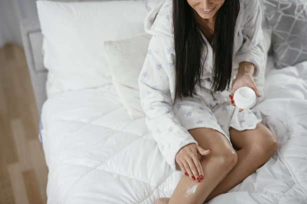 快乐的年轻女子照顾自己的身体。库存图片图片下载