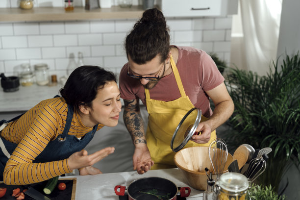 男朋友和女朋友在家做美味的食物。库存图片图片下载
