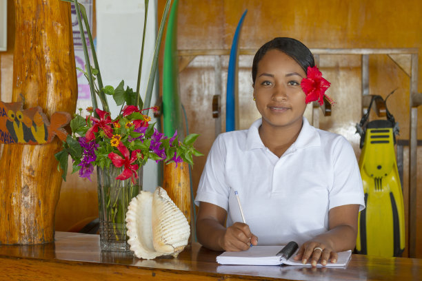 拉丁美洲海滩酒店的非洲裔拉丁裔接待员图片下载