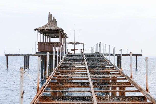 地中海沿岸生锈的码头。图片下载
