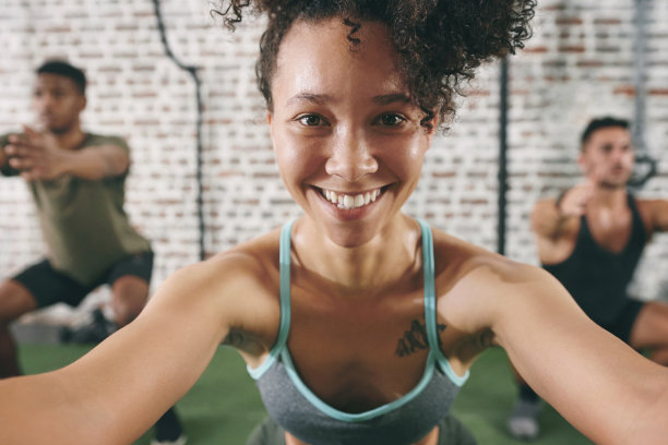 这是健身小组在健身房锻炼时做下蹲的照片图片下载