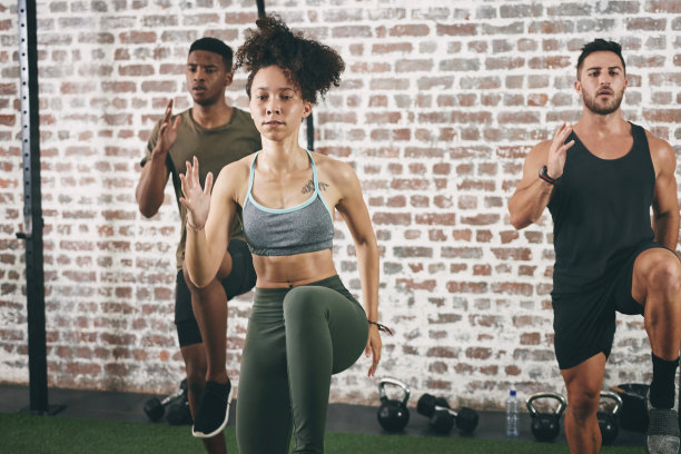 健身组在健身房锻炼时做高膝盖运动的照片图片下载