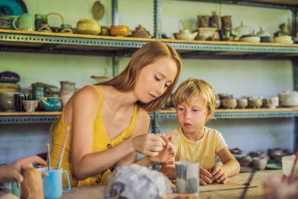 母子俩在陶艺坊做陶罐图片下载