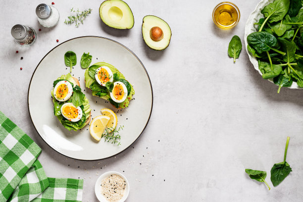 健康的吐司配鳄梨片图片下载