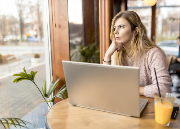 在酒吧放松图片下载