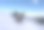 冬天的雪地里，骑摩托的人在雪地里跳跃图片下载