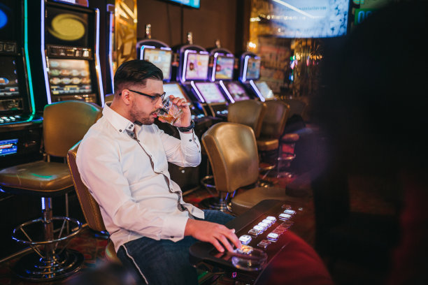 一个男人玩老虎机图片下载