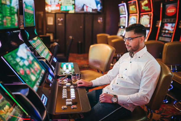一个男人玩老虎机图片下载