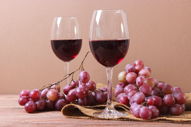 红酒和葡萄在桌面上一览无余。图片下载
