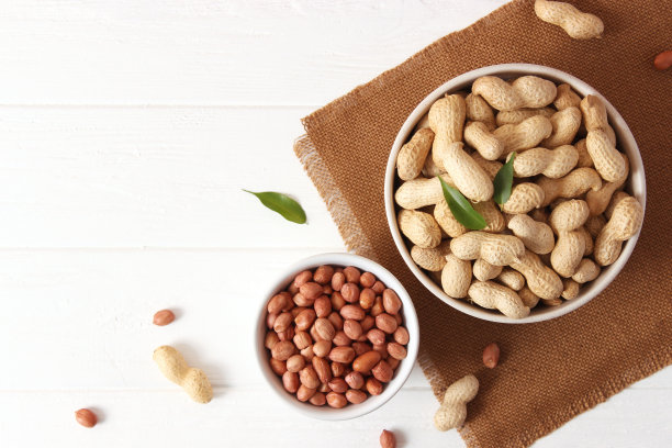 花生在一个明亮的背景特写图片下载