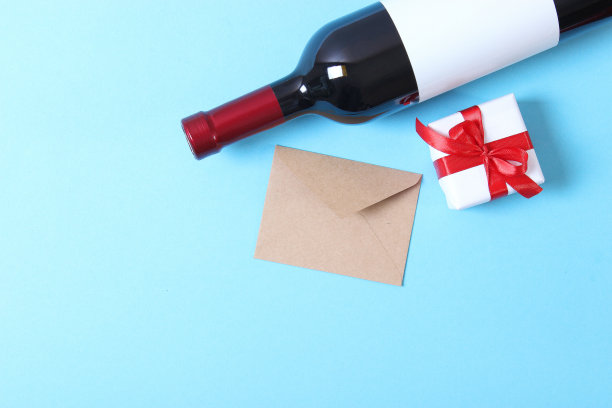 桌上有红酒和玫瑰。情人节的背景。图片下载