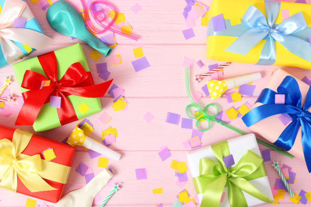 礼物上的彩色背景俯视图。节日，送礼，生日。图片下载