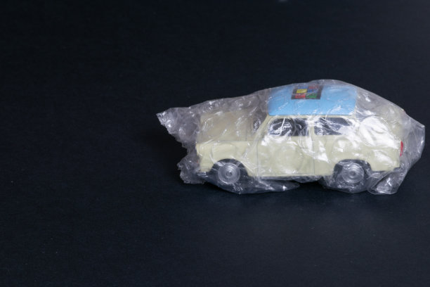 用气泡膜包裹的玩具汽车图片下载