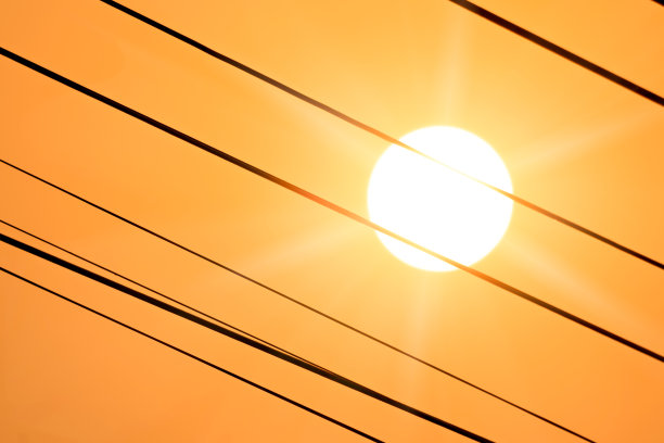 电线在日出的背景，热热能在剪影金色天空墙纸图片下载