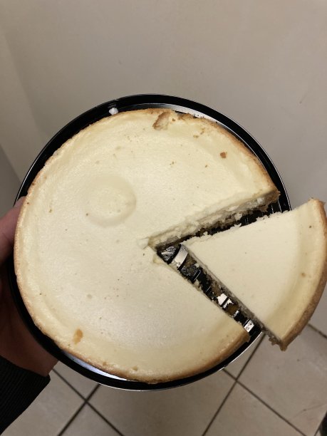 一块从圈里切出来的芝士蛋糕。图片下载