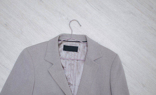 灰色西装外套挂在衣架上图片下载