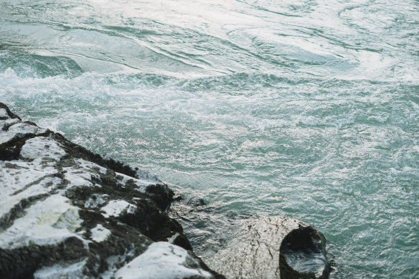 近景照片绿松石山河，自然背景图片下载