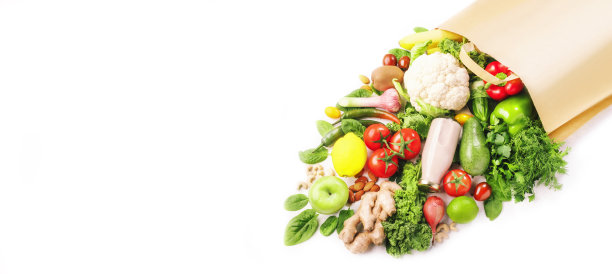 健康的素食食品在完整的纸袋，蔬菜和水果在白色的背景，拷贝空间，横幅。购物食品、超市、杂货和清洁饮食的概念图片下载