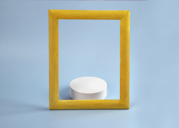 蓝色背景上有黄色边框的优质纸讲台。用于展览、产品介绍、治疗、放松和健康的布局图片下载