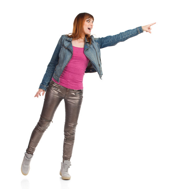 笑着的年轻女子试图触摸什么东西图片下载