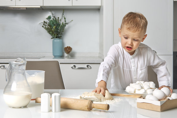 男孩高兴地把生面团做成馅饼图片下载