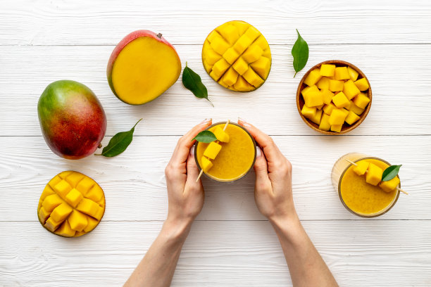 新鲜芒果和芒果冰沙。热带水果果汁图片下载