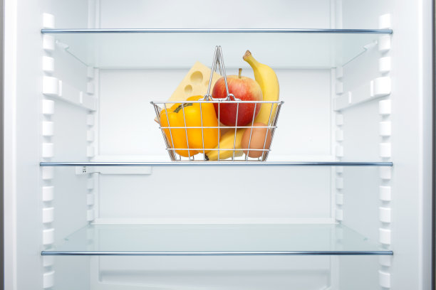 冰箱里的超市篮子图片下载